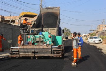 Rua Cravo Branco, no bairro Duquesa II recebe recapeamento asfáltico