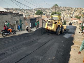 Iniciada a pavimentação asfáltica da Rua Leonardo Mota, no bairro Palmital