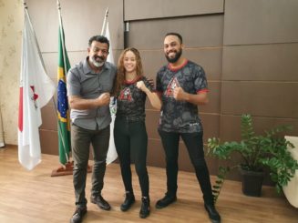 Atleta luziense que participará do Jungle Figth, em São Paulo, é recebida na Prefeitura