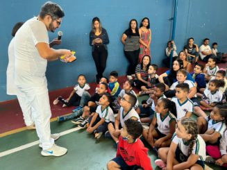 Programa Saúde na Escola entrega kits de higiene bucal aos alunos da rede municipal