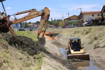 Av. Raul Teixeira da Costa Sobrinho passa por limpeza de canal e bueiros