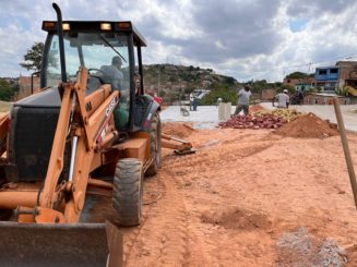 Prefeitura constrói área de lazer em campo no bairro Nova Esperança