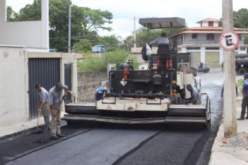 Rua Domingos Orzil recebe recapeamento asfáltico