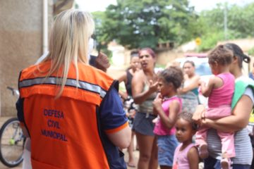 Defesa Civil Itinerante realiza ação no bairro Pantanal para o enfrentamento do período chuvoso