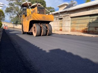 Rua Oscar Negrão de Lima recebe asfaltamento