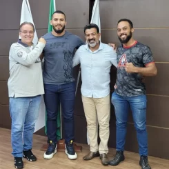 Prefeito recebe lutador de MMA luziense de renome internacional