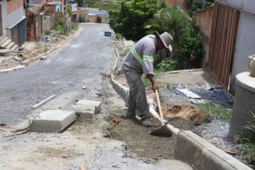 Ruas do bairro Três Corações recebem meios-fios e sarjetas