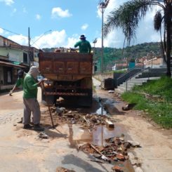 Prefeitura realiza limpeza de vias e desobstrução de bueiros após fortes chuvas atingirem o município