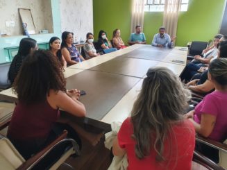 <strong>Prefeito se reúne com representantes de profissionais de apoio e monitores da rede municipal</strong>