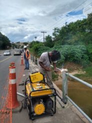 Prefeitura implanta guarda-corpo em ponte na Avenida Brasília