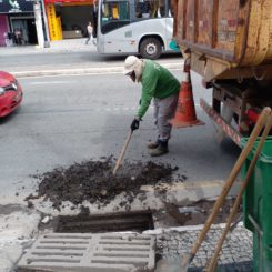 Prefeitura promove limpeza de bueiros
