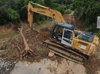 Para aumentar vazão da água prefeitura desassoreia o córrego Ribeirão da Baronesa