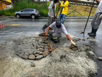 Tapa-buracos com pedras é solução emergencial para enfrentar o período chuvoso