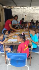 Oficina de mosaico para crianças no CRAS Bom Destino