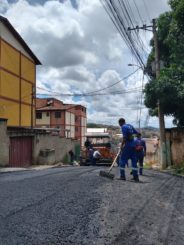 Rua Luzia Bragança Reis, no bairro Palmital recebe pavimentação asfáltica