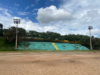 Prefeitura avança projeto de modernização da iluminação dos campos de futebol do município