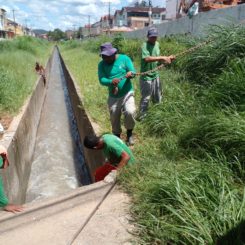 Prefeitura faz a limpeza do canal do Cristina