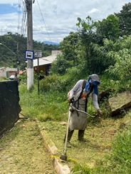 Pontos de ônibus da cidade recebem serviços de capina