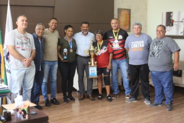 Prefeito recebe atletas de Santa Luzia