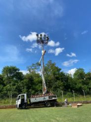 Modernização da iluminação pública chega ao 9º campo público de futebol no município
