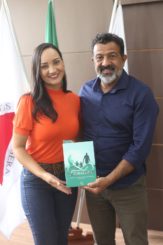 Escritora luziense visita prefeitura e convida população para lançamento de seu livro no Teatro Municipal