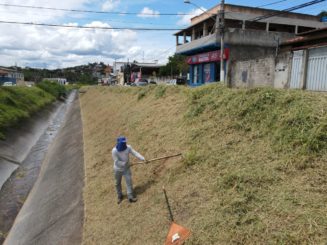 Prefeitura realiza limpeza da Avenida Raul Teixeira da Costa