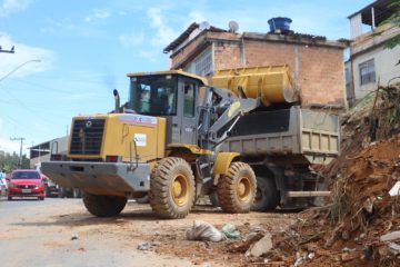 Prefeitura promove operação de limpeza na Avenida Ezequiel Torres Perdigão