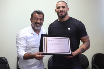 Campeão luziense de MMA é homenageado na Prefeitura