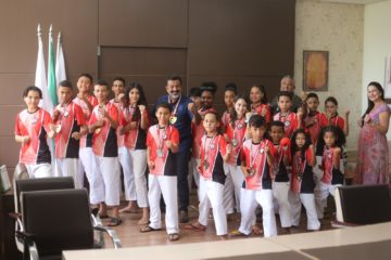 Alunos do projeto Karatê Maanaim visitam Prefeitura de Santa Luzia