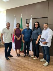 Prefeito e secretário de Educação recebem diretora da Revista Mercado para falar sobre o Dia Mundial de Conscientização do Autismo