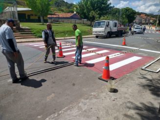 Revitalizadas faixas de pedestres na Av. Antonio de Pinho Tavares