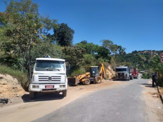 Prefeitura promove limpeza na rua Paraíso