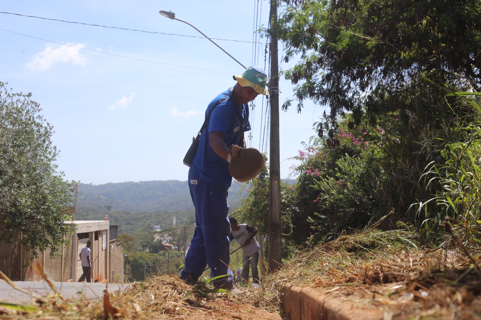 Bairro Monte Carlo recebe serviços de capina e limpeza