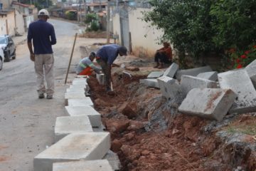 Prefeitura realiza instalação de meio-fio e sarjetas na Rua Paratinga, no bairro São Benedito