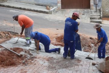 Prefeitura inicia pavimentação em beco, no bairro Belo Vale