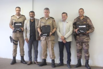 Prefeitura entrega novo armamento à PM de Santa Luzia