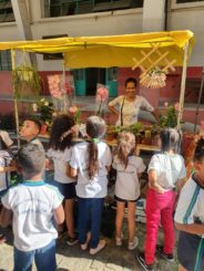 Alunos da rede municipal de ensino visitam feira livre na Prefeitura