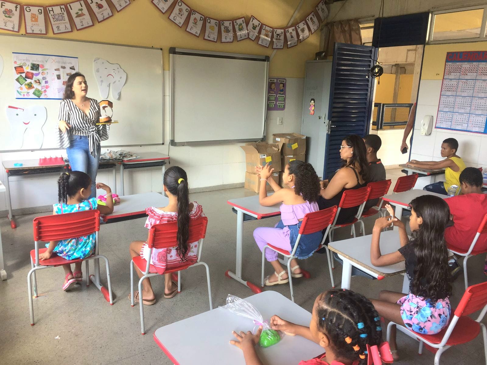Prefeitura distribui 300 Kits de Saúde Bucal para estudantes da Escola Municipal Professora Sueli Lima Mello