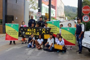 Ação da campanha Maio Amarelo é realizada na entrada da Prefeitura