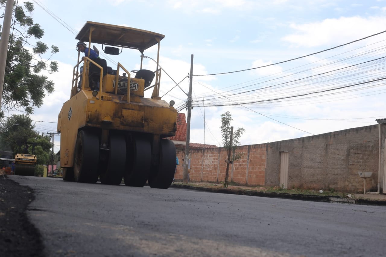 Prefeitura inicia asfaltamento da avenida África, no bairro Baronesa