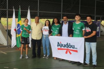 Alunos do projeto “Todos Pelo Esporte” recebem materiais esportivos para aulas de voleibol