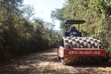 Rua José Cândido Diniz em Pinhões recebe pavimentação