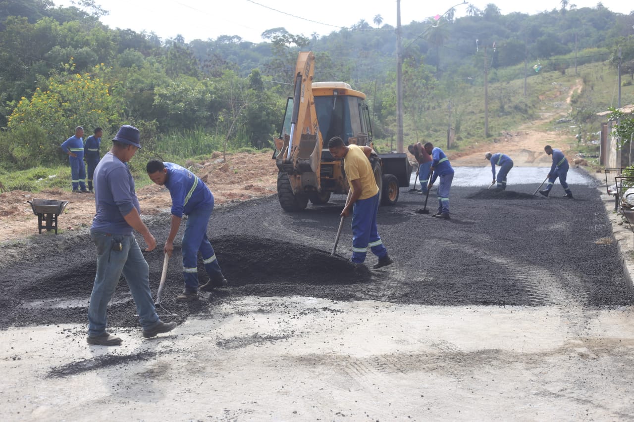 Prefeitura asfalta trecho da rua das Águias, no bairro Maria Adélia