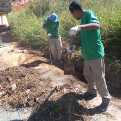 Prefeitura promove limpeza de bueiros no bairro Liberdade