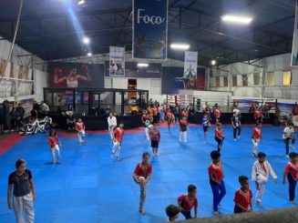 Atletas de karatê participam de treinamento preparatório no Centro Municipal de Lutas de Santa Luzia