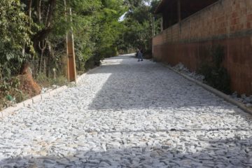 Avança calçamento da rua José Cândido Diniz, no bairro Pinhões