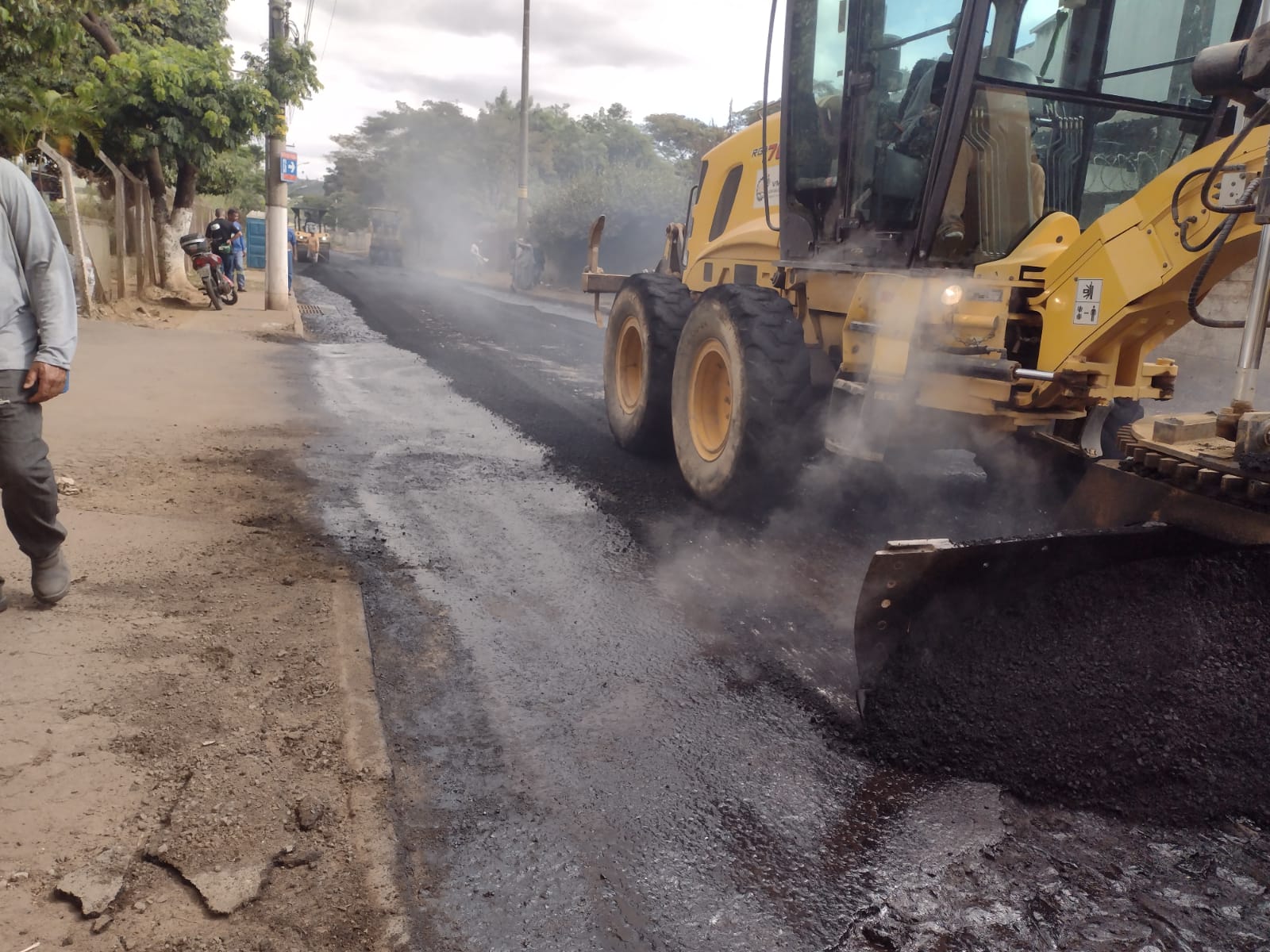 Rua C, no Distrito Industrial Simão da Cunha, recebe pavimentação