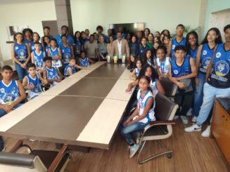 Atletas classificados na fase microrregional dos JEMG 2023 visitam a Prefeitura