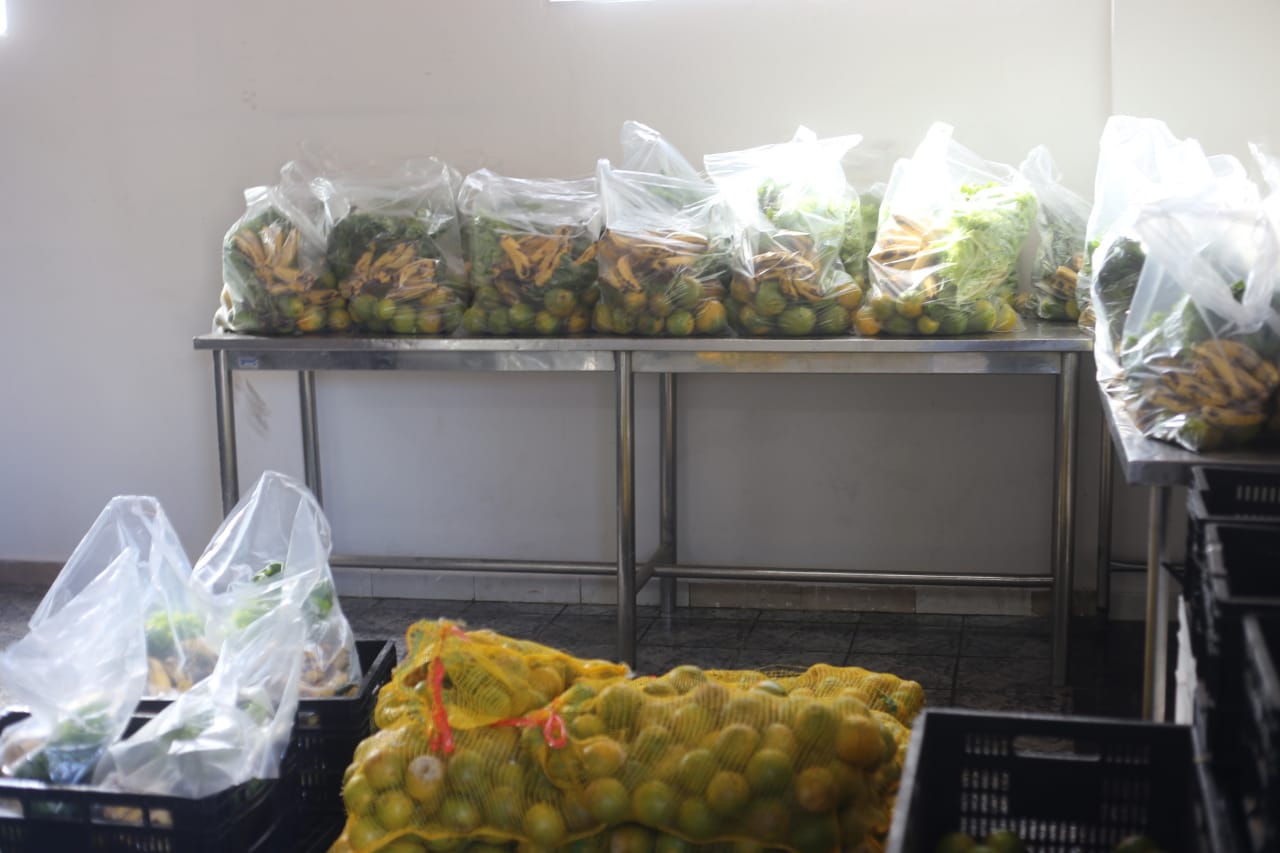 Prefeitura faz entrega de “cesta verde” para pessoa em situação de vulnerabilidade social