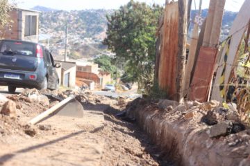 Construção de drenagem superficial está sendo realizada na Rua Pontal